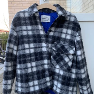 Sjukt snygg jacka - Extremt fin jacka från Mads Norgaard, Copenhagen! En jacka som passar till allt 💖 Nästan aldrig använd, därav priset. Det är bara att skriva för mer bilder/information.