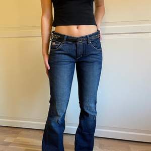 Mörkblå low rise jeans! Köpta vintage. Passar på 160-167 cm ungefär. Sitter sjukt snyggt på💕