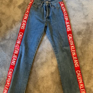 Calvin Klein jeans (raka) - Super snygga unika jeans från Calvin Klein. Super snygga och raka i modellen. Har blivit för små för mig och därför säljer jag dom. Endast använda 8/9 gånger. Buda från 400kr eller köp direkt för 450kr. Köparen står för frakt!