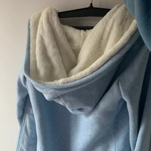 Mys kofta  - Världens mysigaste kofta med jätte fin ljus blå färg asså verkligen super mysigt, varm och skön❤️