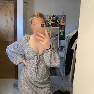 Sommarklänning - Jättefin sommarklänning!! Säljes då jag råkade beställa 2 st. Storlek L men Den är extremt liten i storleken och jag har vanligtvis S och denna passade mig . 80kr + frakt 💗 (min kompis på bilden) 