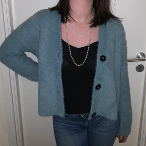 kofta - superskön blå kofta från lindex, knappt använd. passar perfekt nu för vår och sommarkvällar! möts i stockholm💐