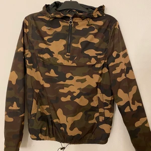 Camouflage vindjacka - Vindjacka i storlek S med två fickor på magen och dragsko i midjan, använd få gånger! 