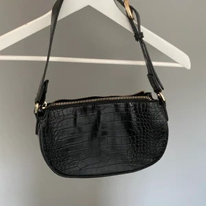 Väska - Väska i skinn imitation! Använd några gånger men i fint skick🥰 frakt inräknat i priset