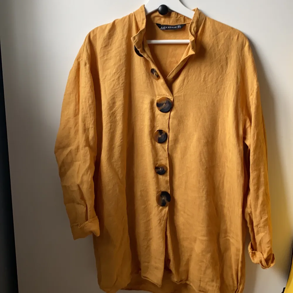 En brun linneklänning/linneskjorta från zara i storlek s. Inte använd mycket. Klänningar.
