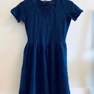 Sommar blå kort klänning från Dorothy Perkins , Storlek UK 10, EU 38 (känns något mindre)   Avhämtning i Norra Djurgårdsstaden eller post vid fraktbetalning, Tar gärna Swish