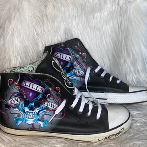 ED HARDY SNEAKERS - ÄKTA Ed Hardy sneakers, relativt bra skick. Jag som har storlek 39 kan ändå ha dem om man spänner åt snörena. Väldigt snygga nu till vår och sommar. Säljer på grund av att jag har alldeles för mycket skor. Har ni frågor så är det bara att skriva :3 BUDGIVNING I KOMMENTARERNA!!! (OBS öka med 10kr varje bud) NUVARANDE BUD: 400kr ( köp direkt för 700kr)