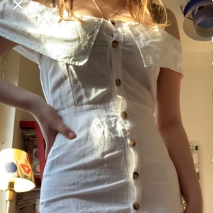 Supersöt klänning från pull and bear - Bilderna visar inte hur söt den här är helt rättvist 😭 den är dock ALLDELES för liten för mig som vanligtvis har storlek S/M/38 i kläder! 💕 speciellt över bysten är det väldigt trångt så det är dags att den får ett nytt hem för någon som kan använda den!
