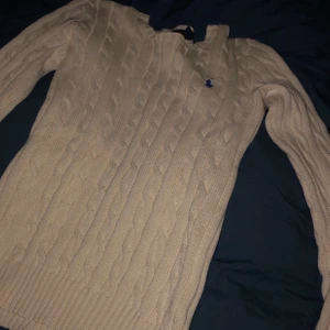 Kabelstickad Ralph Lauren - Kabelstickad självklart äkta ralph lauren tröja i XS. Billig för vill bli av med den 💞 Kan fraktas och mötas