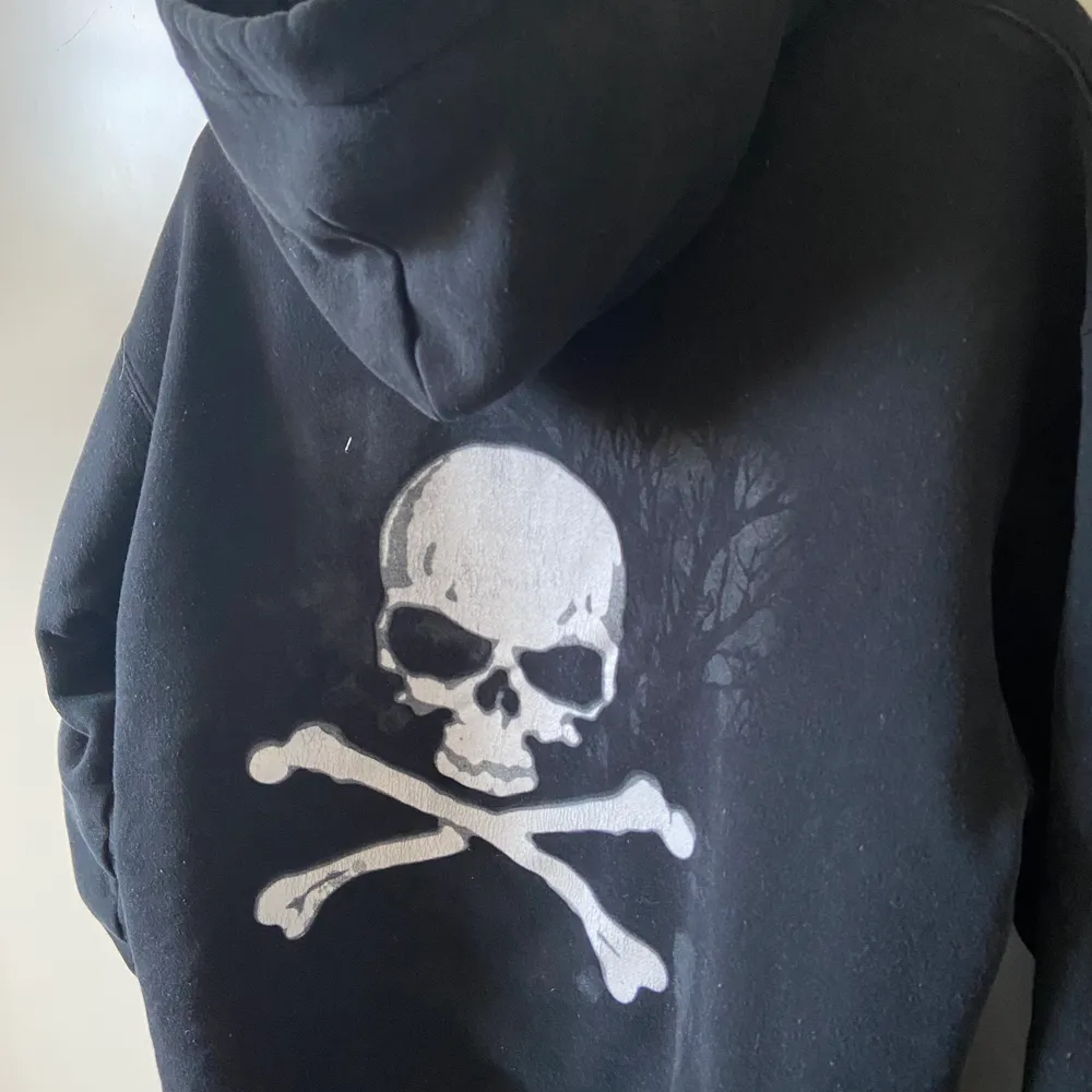 En stilren unik hoodie med en vit dödskalle på ryggen. Plagget är sparsamt använt. Frakt ingår inte! . Hoodies.