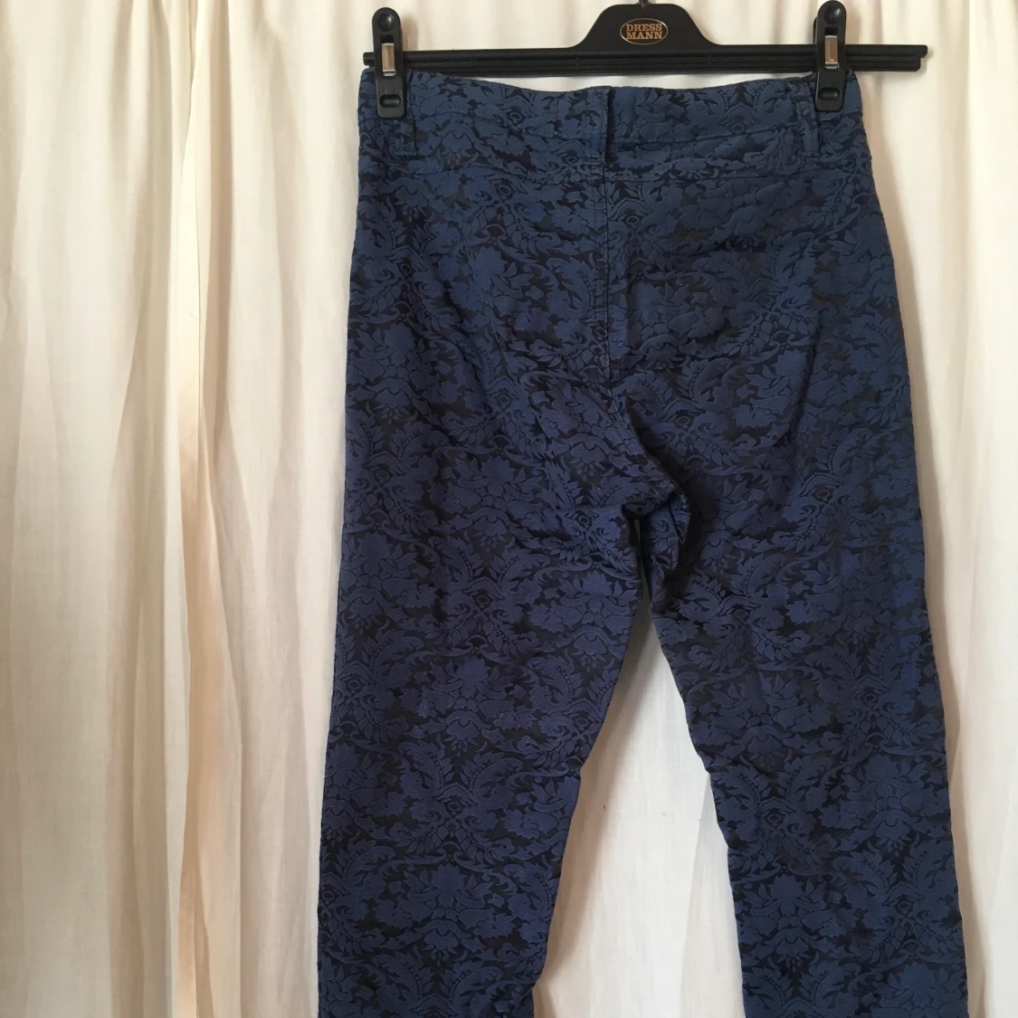 Mönstrade byxor från Issue 1.3 - 91