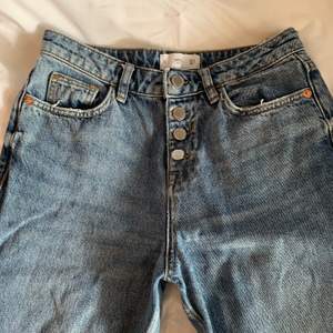 Snygga raka jeans i en ljus wash med slits på framsidan byxan, använda men i bra skick!🥰