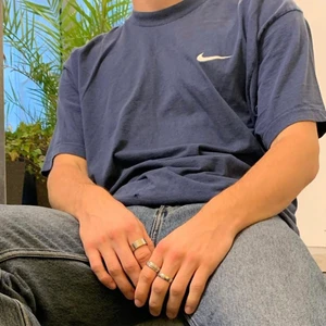 Nike swoosh t-shirt - Enkel t-shirt i färgen blå och märket är nike. Det är en vintage t-shirt och skicket är 9/10. Storlek är M&L.