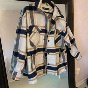 Jacka zara - Superfin jacka från zara, andvänd några få gånger💞