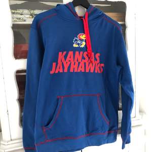 Unik och cool vintage hoodie av Amrikanska basketlaget Kanskas Jayhawks. Passar S