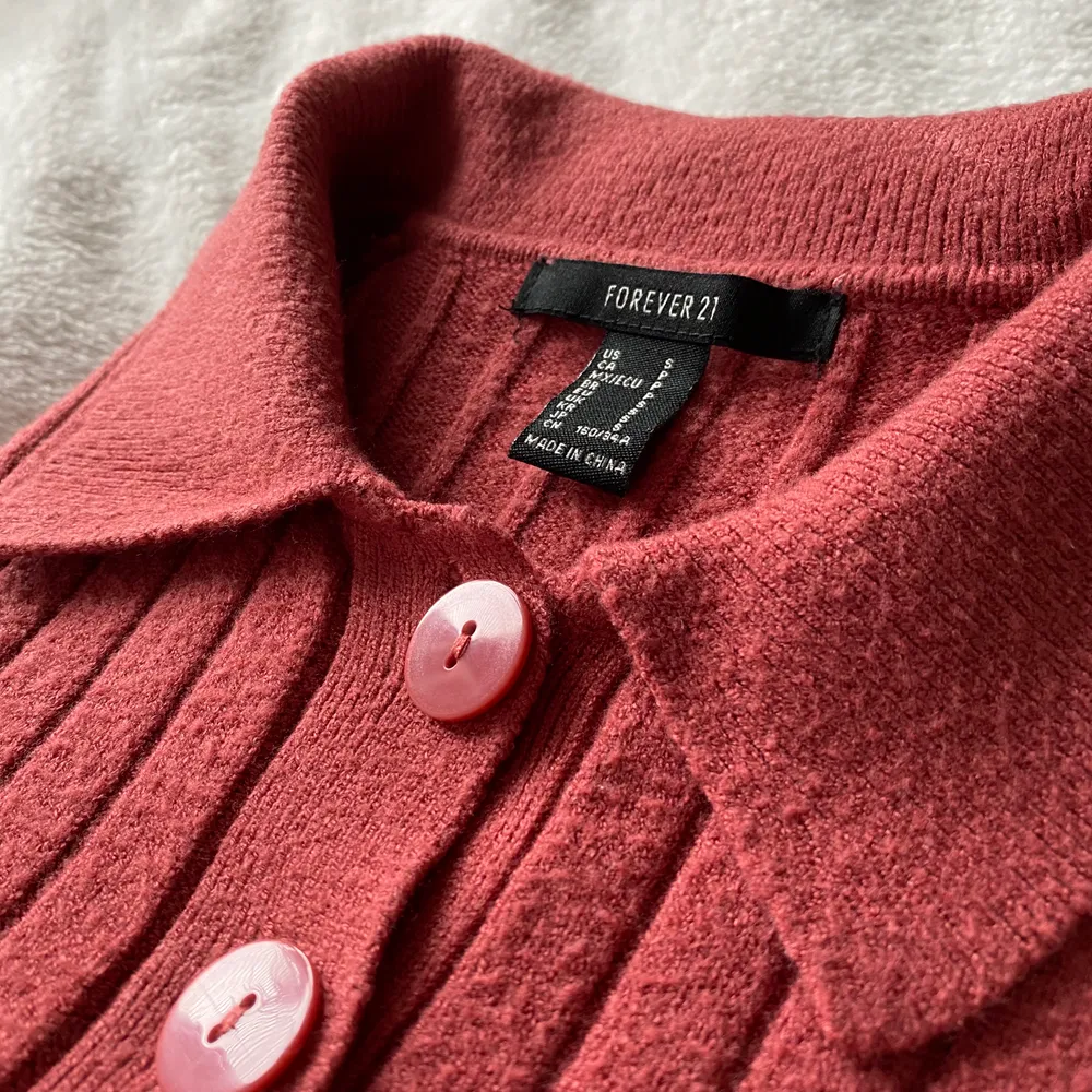 Fin rosa långärmad tröja med knappar. Tröjan är kortare i längden men mycket stretchig.💕 Köparen står för frakten.. Skjortor.