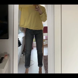 Gul tröja från Honey🍯🍯🍯 - Fin oversized tröja perfekt till sommaren😍🍯 i nyskick, säljs pga för lite användning✨💛