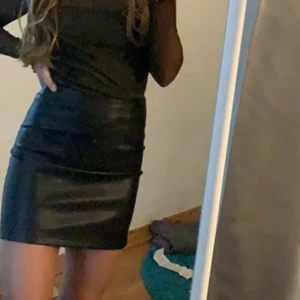 Skinnkjol - Säljer favoritkjolen då jag växt ur den:( ifrån bikbok, sparsamt använd- nyskick 