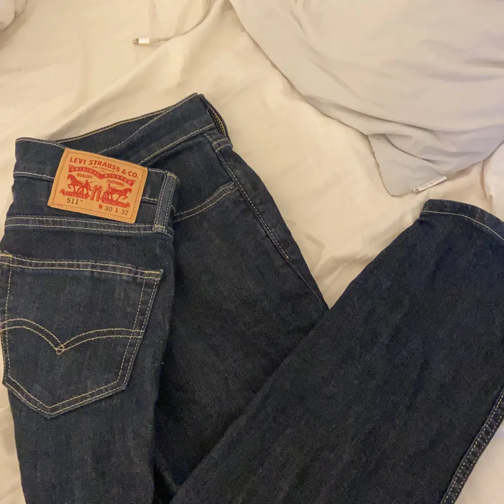 Assnygga mörkblå levis jeans som är lågmidjade o raka, tyvärr för små för mig så passar bättre på någon lite smalare, frakt 66 kr💕 . Jeans & Byxor.