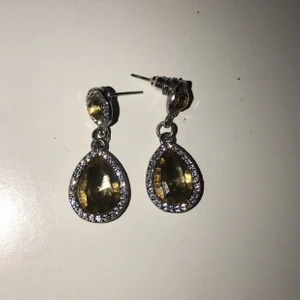 Guld-gröna örhängen - Vanliga fina örhängen. Använd en gång. Fortfrarande i bra sikt.