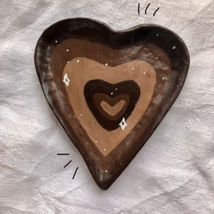 Skål - Söt hjärtskål i färgen brunt! 🧚🏽‍♂️🌈 80kr + frakt 🚚.          För mer följ exk.design, kan göras i fler färgen om man e intresserad eller till rökelsehållare. 