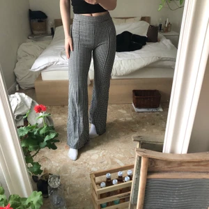 Byxor  - Hej! Säljer mina rutiga vida byxor som jag köpte i Berlin, super sköna på och stretchiga. De är varma men ändå relativt tunna vilket gör att man kan ha dem året runt. Säljer då de tyvärr inte kommer till användning 💗 Passar mig perfekt som har storlek 36 i byxor, 170 lång och ungefär 70cm runt midjan. Sitter skönt och tight runt midjan utan att ”trycka in” eller ha glapp. Buda i kommentarerna 