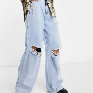 Långa Jeans Tall - Svinsnygga ljusa jeans från missguided tall. Använda två gånger. I nyskick. Lite tunnare jeans som passar bra till våren och sommaren. Lite ljusare i verkligheten.  (Jag är 1.81 m och de slutar precis vis mina skor)