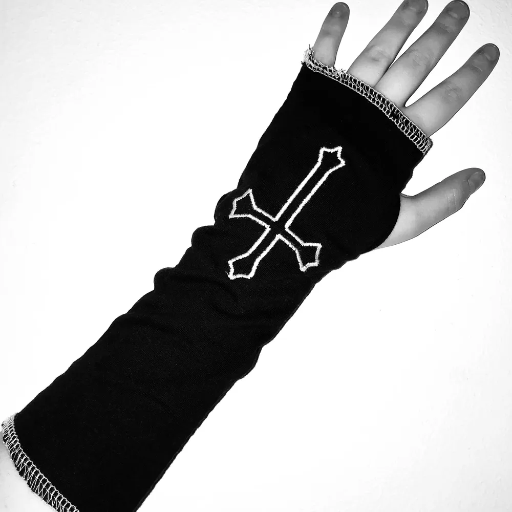 Ett par handsydda armvärmare/handskar 💖 av stretch material som inte glider ner! Dm ifall ni har frågor! Vi gör även custom broderier 💖 GRATIS FRAKT. Accessoarer.