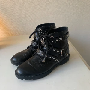 Skor  - Säljer ett par skor från Zara, ganska använda men är fortfarande i bra skick. Kan mötas upp vid stadion eller skickas💕