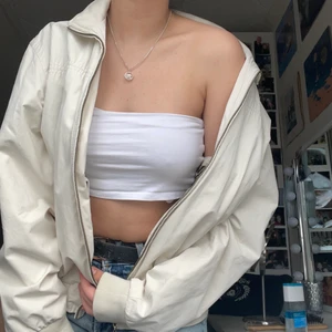 Vit/beige vår jacka!  - Så fin vår jacka i jättebra skick, den är vit/beige i storlek M. Möts upp i Stockholm eller köparen står för frakt💞💞