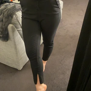 Kostymbyxor  - Svarta högmidjade kostymbyxor från bikbok i storlek S. Fickor på sidorna och dragkedja längst ner. Budgivning vid fler intressen 💗