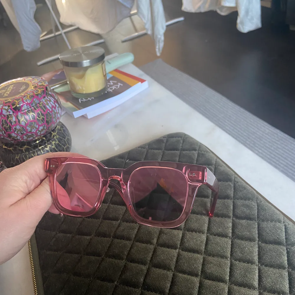 Säljer mina helt nya chimi solglasögon. Aldrig använda. I färgen guava med mirrorlens . Accessoarer.