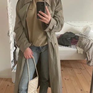Beige trenchcoat - En skitsnygg trendig trenchcoat, oklart vilken storlek den är i men jag skulle säga i M-L. Fungerar för både killar och tjejer, skulle tro att det är en killmodell men den har funkat perfekt för mig. Den är oversized på mig som är en S. Möts upp i Stockholm eller köparen står för frakt💞💞