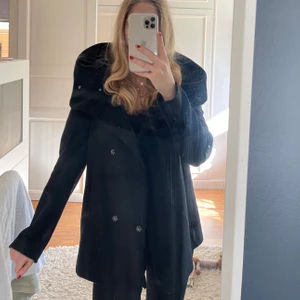 Kappa  - Svart kappa med luva, perfekt till vinter och vår! Den är i bra skick och är från Vero Moda, nypris 799kr. Säljer pga av den inte kommer till användning! Strl 34 men även S. 