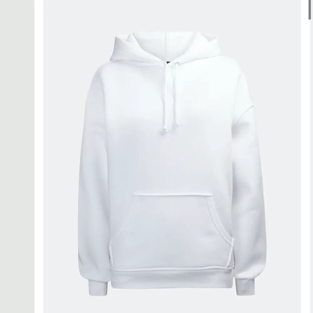 Säljer vit hoodie från bikbok i modellen omega. Tröjor & Koftor.