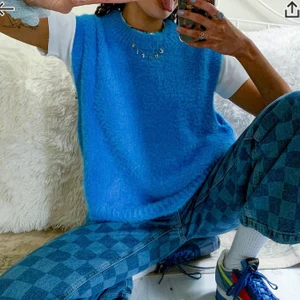 Stickad väst  - Blå stickat väst från asos i storlek 40 men sitter bra oversized på mindre storlekar. Aldrig använd 🥰