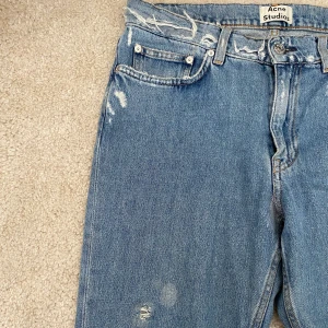 Low waisted acne jeans!!!! - Skiiiitsnygga acnejeans som är low waisted & lååånga! Slitningar vid ankeln, benen, och vid linningen, en liten vit fläck som syns på bild 2.                                                  Modellen heter BOY INDIGO FRAY 💙💙💙💙                                          I storleken w: 27 l:34, alltså är dem långa o kan klippas av om man är kortare. NYPRIS: 2000kr