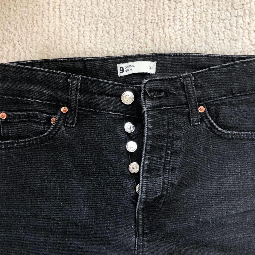 Svarta jeans från Gina Tricot. Väldigt sköna och sitter snyggt! Strlk 34. . Jeans & Byxor.