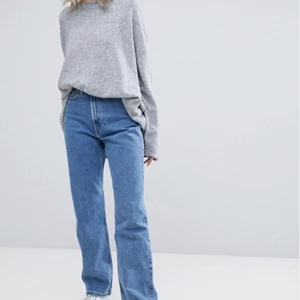 Rowe weekday jeans  - Säljer mina jättefina row weekday jeans då de inte passar i midijan längre. De är 32 i längd så de sitter jätte bra i längden för mig som är ungefär 173 (med långa ben). De är ganska höga, jeansen går precis till naveln på mig. Buda eller köp direkt för 250kr+frakt 