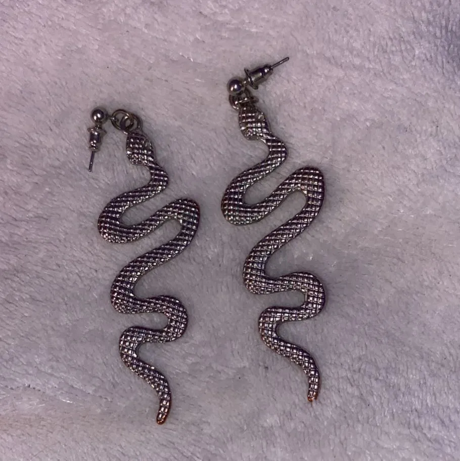 Säljer dessa orm örhängen, knappt använda. Tar reda på frakt när någon är intresserad av att köpa. 40kr + frakt. Accessoarer.