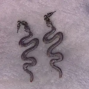 Säljer dessa orm örhängen, knappt använda. Tar reda på frakt när någon är intresserad av att köpa. 40kr + frakt