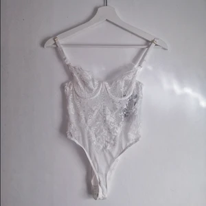 Body - Supersnygg spetsbody från FashionNova💟 Endast testad och tyvärr alldeles för liten för mig. Skulle säga att kupan passar för A.🌺Verkligen den perfekta bodyn för fest, sitter jättevacker på kroppen.🔥                                                                   OBS: ifall ni är flera som visar intresse sker budgivning!                                                                                                                          Skriv om ni har några frågor eller önskar fler bilder📸