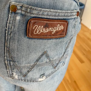 Jeans - Super coola lowwaisted jeans💕Köpta second hand💕Skulle säga att den passar en 38/36🙏🏻hör av dig vid frågor