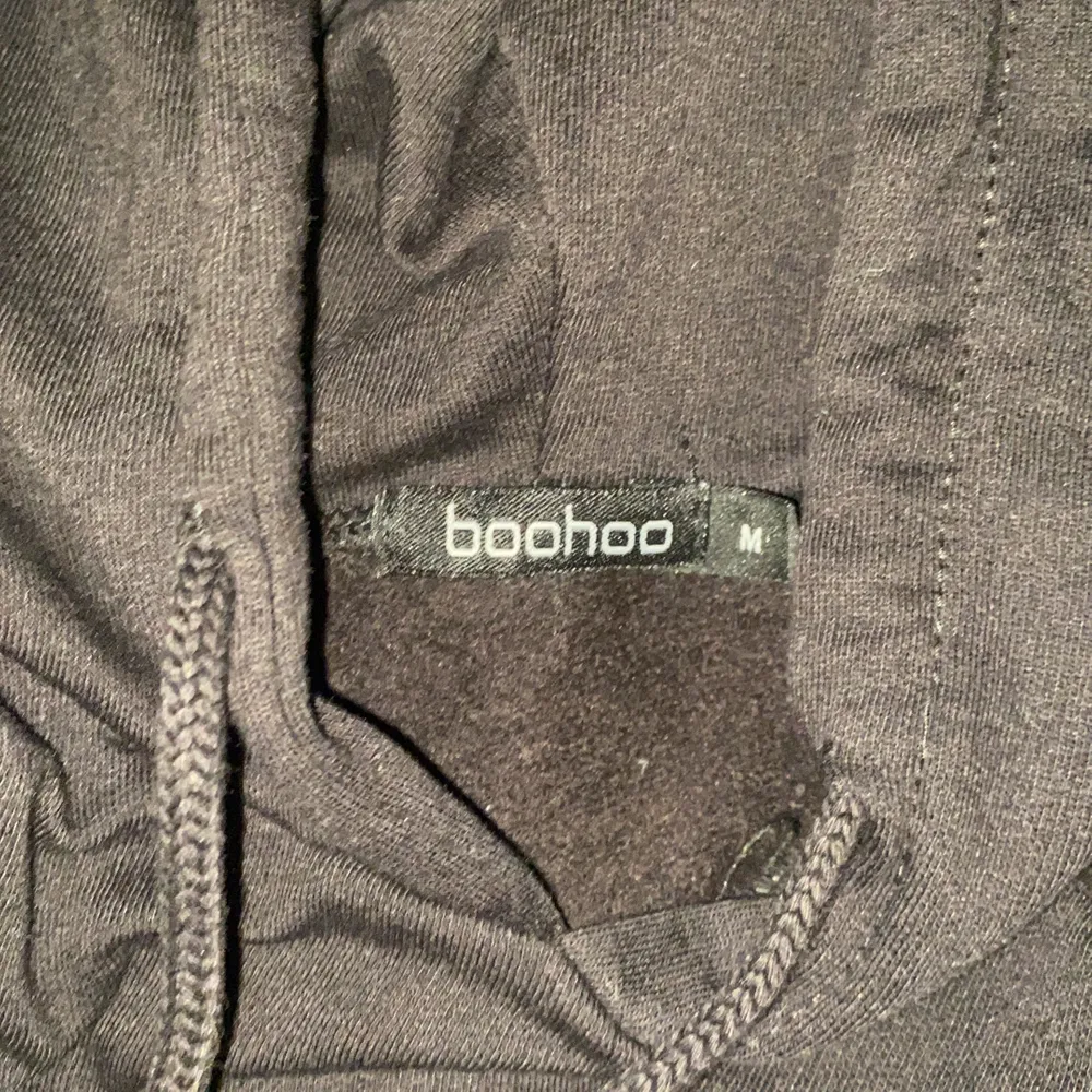 Säljer nu denna hoodie ifrån Boohoo i strl M. Köpte den i höstas men har endast använt den någon enstaka gång. Så i nyskick. Nypris låg på omkring 250-300kr. 💕Säljer för 90kr och köparen står för frakten!!! . Hoodies.