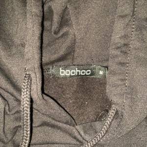 Säljer nu denna hoodie ifrån Boohoo i strl M. Köpte den i höstas men har endast använt den någon enstaka gång. Så i nyskick. Nypris låg på omkring 250-300kr. 💕Säljer för 90kr och köparen står för frakten!!! 