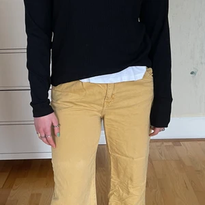 Byxor - Gula byxor köpta i Brasilien🖖🏻Storlek 38 skulle jag säg! Hör av dig vid frågor!💕säljer då det inte är min stil