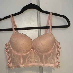 Snygg bh - Skiiiit snygg bh som jag aldrig använt. Den sitter snyggt ner på kroppen och gör brösten as fina🥺😍 Tyvärr använder jag aldrig den och har aldrig det. Skriv prisförslag😍✨