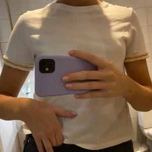 T-shirt - Säljer min t-shirt från zara med jättefina detaljer vid armarna. Sparsamt använd och i bra skick. Hör av er om ni är intresserade💖
