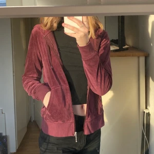 Vinröd kofta - Säljer denna vinröda kofta från Cubus som var väldigt populär för nåt år sedan. Säljer pga att jag inte använder den längre:)