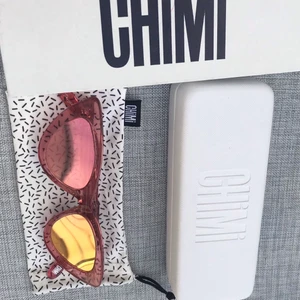 Chimi Eyewere Solglasögon  - Superfina Chimieyewear glasögon i Guava #006 Endast använda ett fåtal gånger, inga repor. Säljer pga har köpt nya. Perfekta nu till sommaren! 300kr INKLUSIVE FRAKT !!!